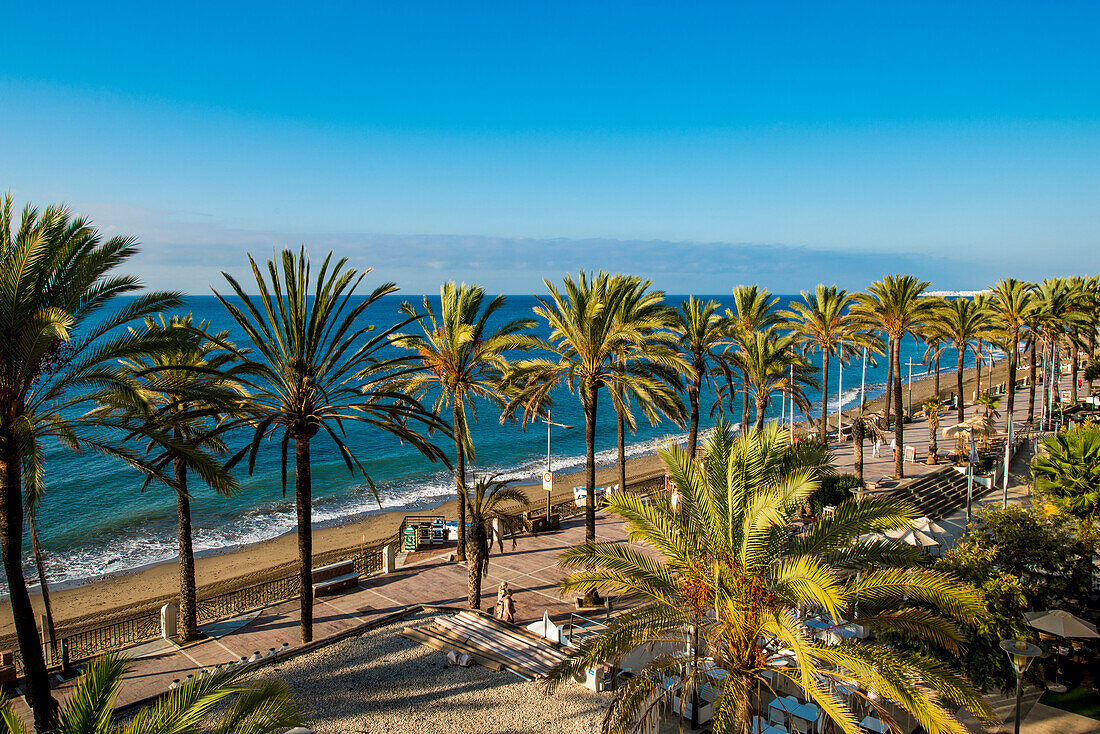 Die Strandpromenade Paseo Maritimo De Marbella am Strand Playa de la Fontanilla, Marbella, Costa del Sol, Andalusien, Spanien, Europa