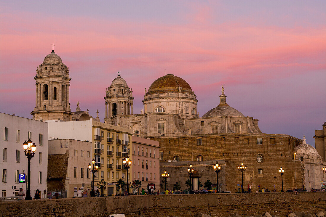 Die Catedral de la Santa Cruz (Kathedrale des Heiligen Kreuzes) an der Bucht von San Sebastian, Altstadt, Cádiz, Andalusien, Spanien, Europa