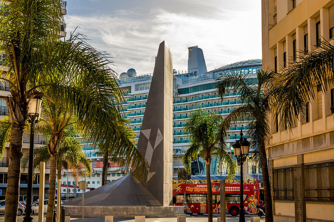 Das Freiheitsdenkmal mit Kreuzfahrtschiff in der historischen Altstadt, Cádiz, Andalusien, Spanien, Europa