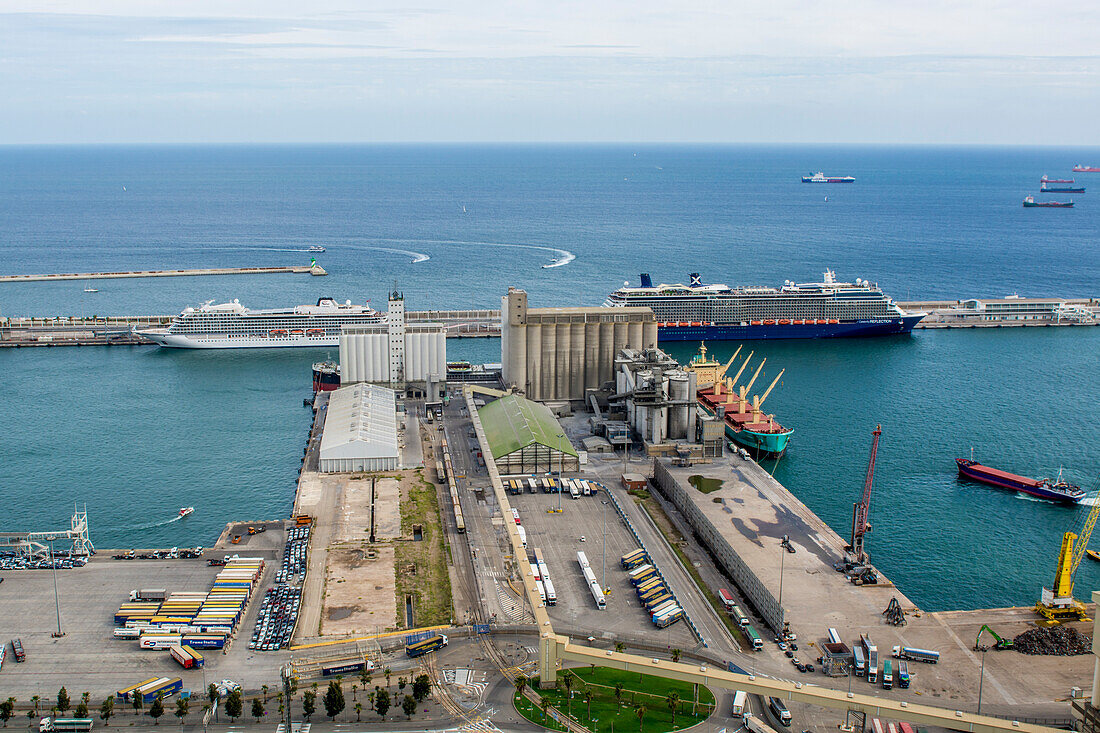 Ansichten von Kreuzfahrtschiffen im Hafen von Barcelona von der alten Militärfestung Montjuic auf dem Berg Montjuic mit Blick auf die Stadt, Barcelona, Katalonien, Spanien, Europa