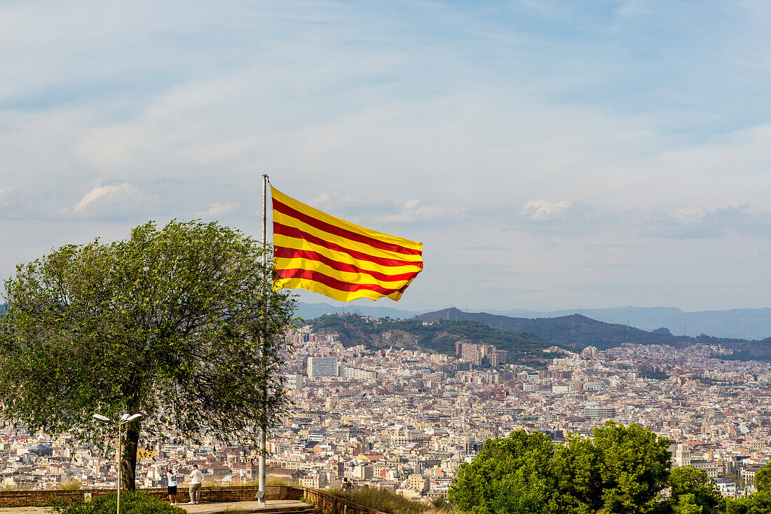 Die katalanische Flagge weht über der Burg Montjuic, einer alten Militärfestung auf dem Berg Montjuic, die die Stadt überblickt, Barcelona, Katalonien, Spanien, Europa