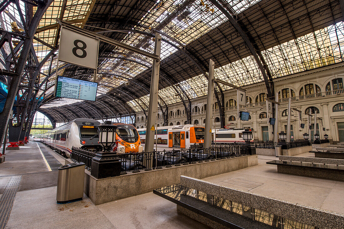 Das Innere des Bahnhofs Estacio de Franca (Franca-Bahnhof), Barcelona, Katalonien, Spanien, Europa