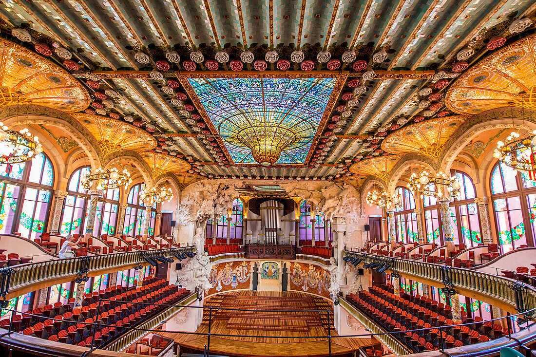 Ceiling of the Palau de la Musica Catalana (Palace of Catalan Music) concert hall, old city, Barcelona, Catalonia, Spain, Europe