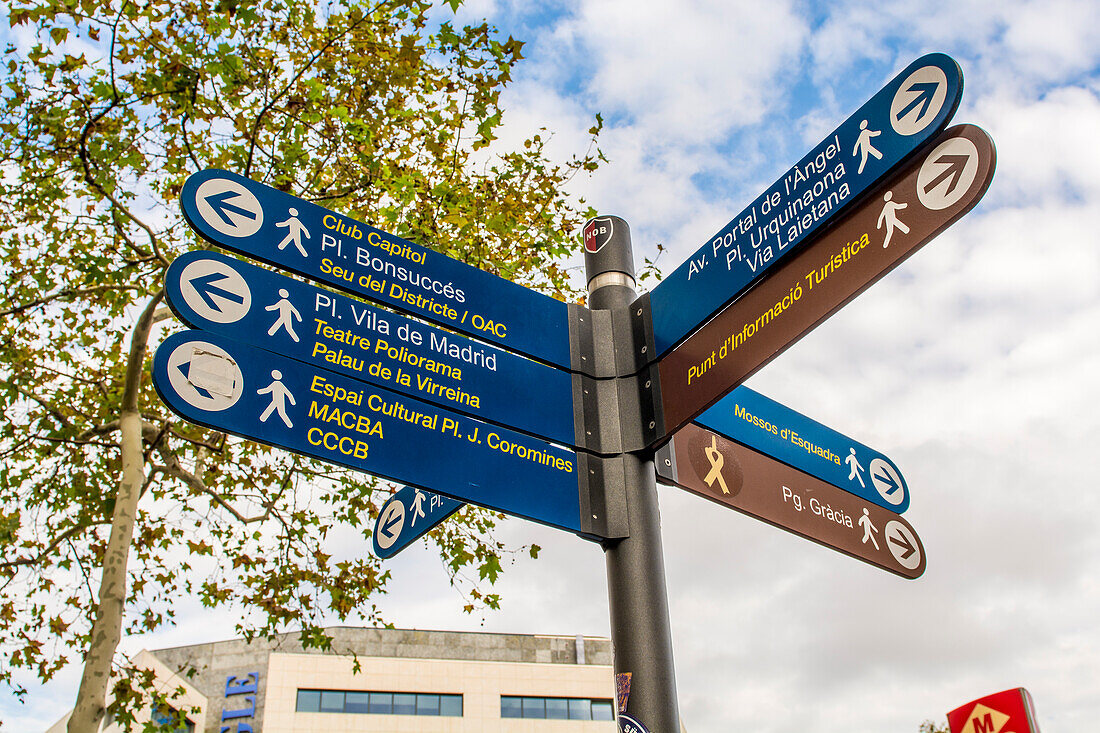 Straßenschild mit Wegbeschreibung, Barcelona, Katalonien, Spanien, Europa