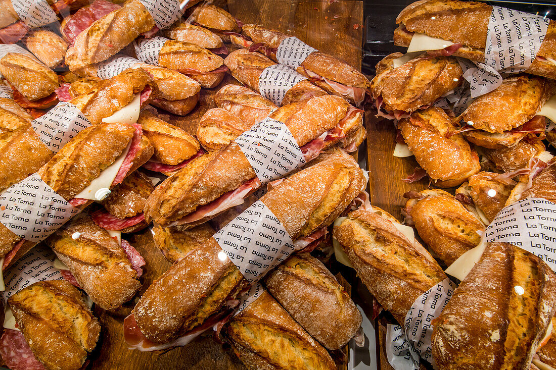 Schinken- und Käsebrötchen zum Verkauf auf dem Mercat de Sant Josep de la Boqueria, Barcelonas berühmtestem Markt, Barcelona, Katalonien, Spanien, Europa