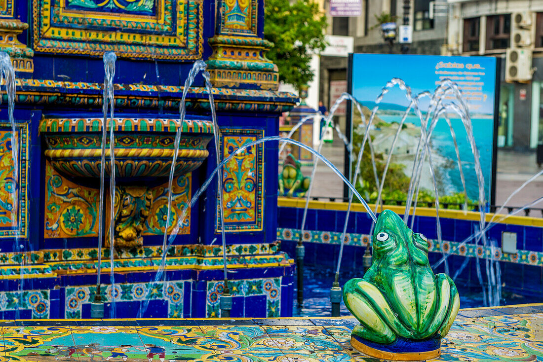 Zentraler Springbrunnen, Hauptplatz Plaza Alta, Algeciras, Andalusien, Spanien, Europa