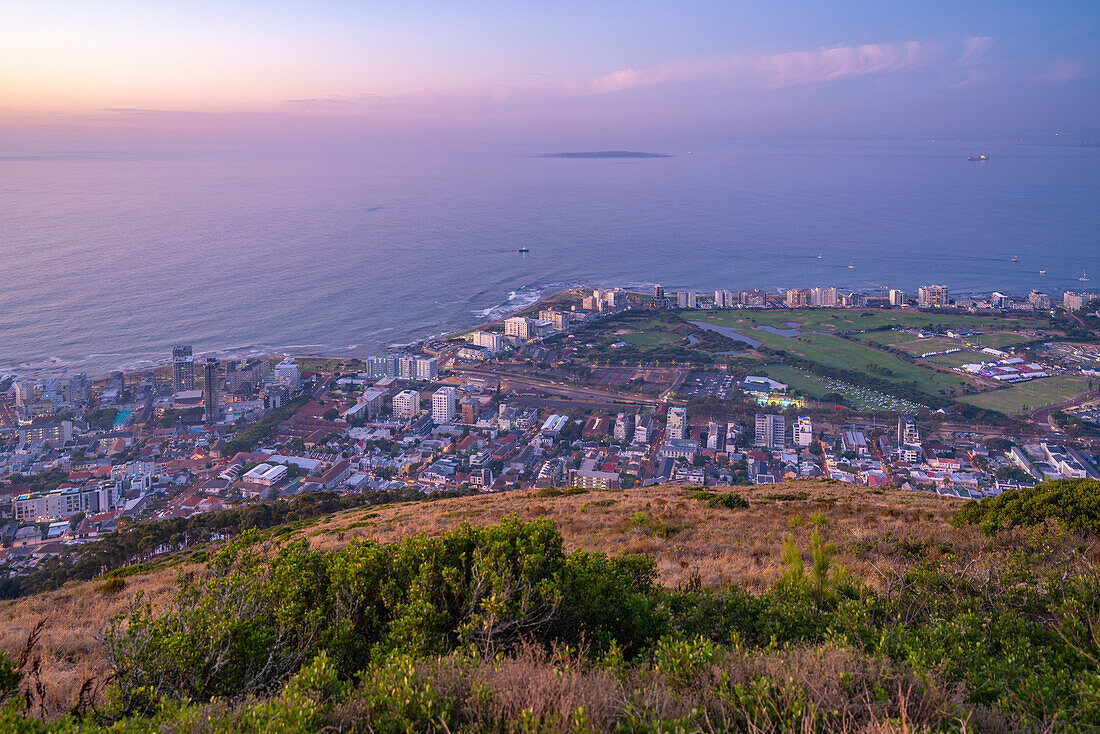 Blick auf Sea Point in Kapstadt vom Signal Hill in der Abenddämmerung, Kapstadt, Westkap, Südafrika, Afrika