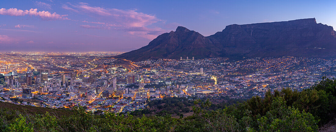 Blick auf Kapstadt und den Tafelberg vom Signal Hill in der Abenddämmerung, Kapstadt, Westkap, Südafrika, Afrika