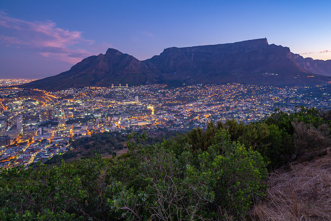 Blick auf Kapstadt und den Tafelberg vom Signal Hill aus in der Abenddämmerung, Kapstadt, Westkap, Südafrika, Afrika