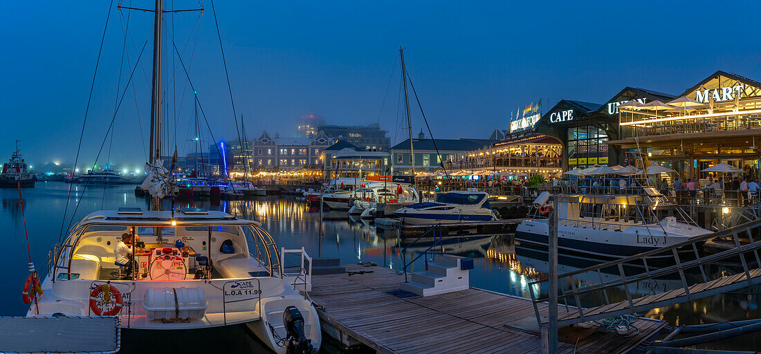 Blick auf Boote und Restaurants an der Waterfront in der Abenddämmerung, Kapstadt, Westkap, Südafrika, Afrika