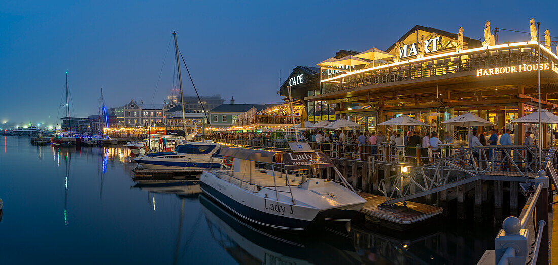 Blick auf Boote und Restaurants an der Waterfront in der Abenddämmerung, Kapstadt, Westkap, Südafrika, Afrika