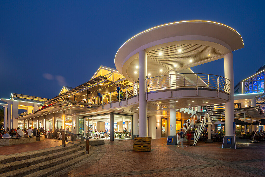 Blick auf Restaurants an der Waterfront in der Abenddämmerung, Kapstadt, Westkap, Südafrika, Afrika