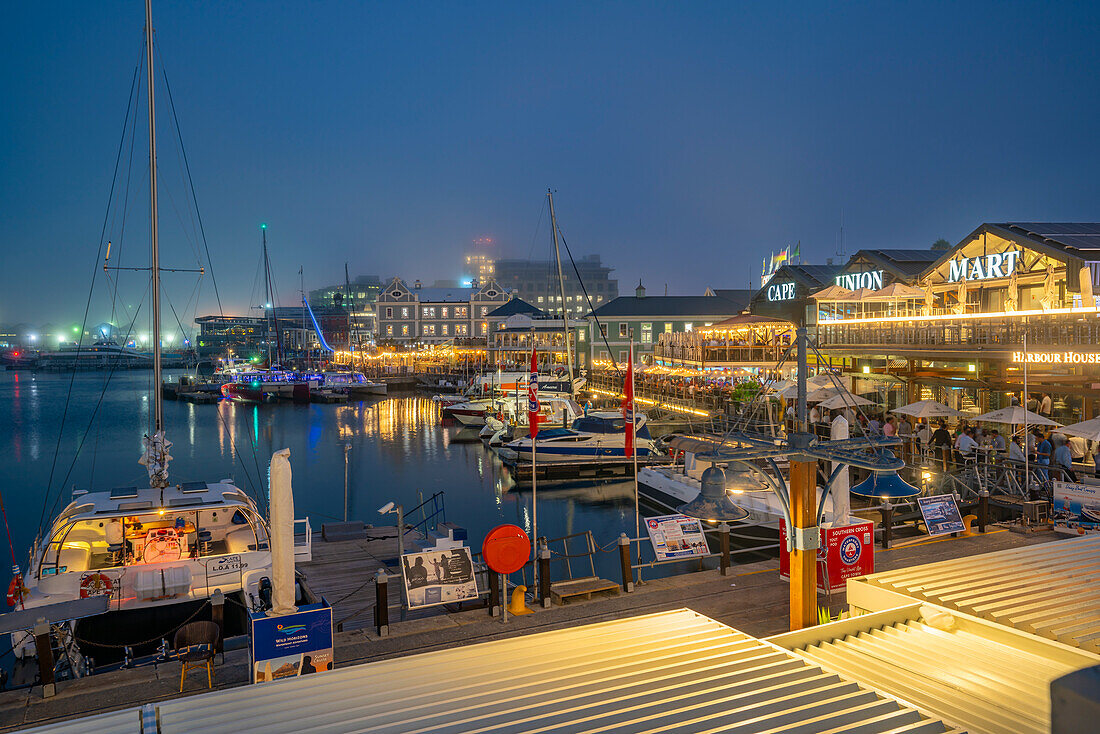 Blick auf Boote und Restaurants an der Waterfront in der Abenddämmerung, Kapstadt, Westkap, Südafrika, Afrika