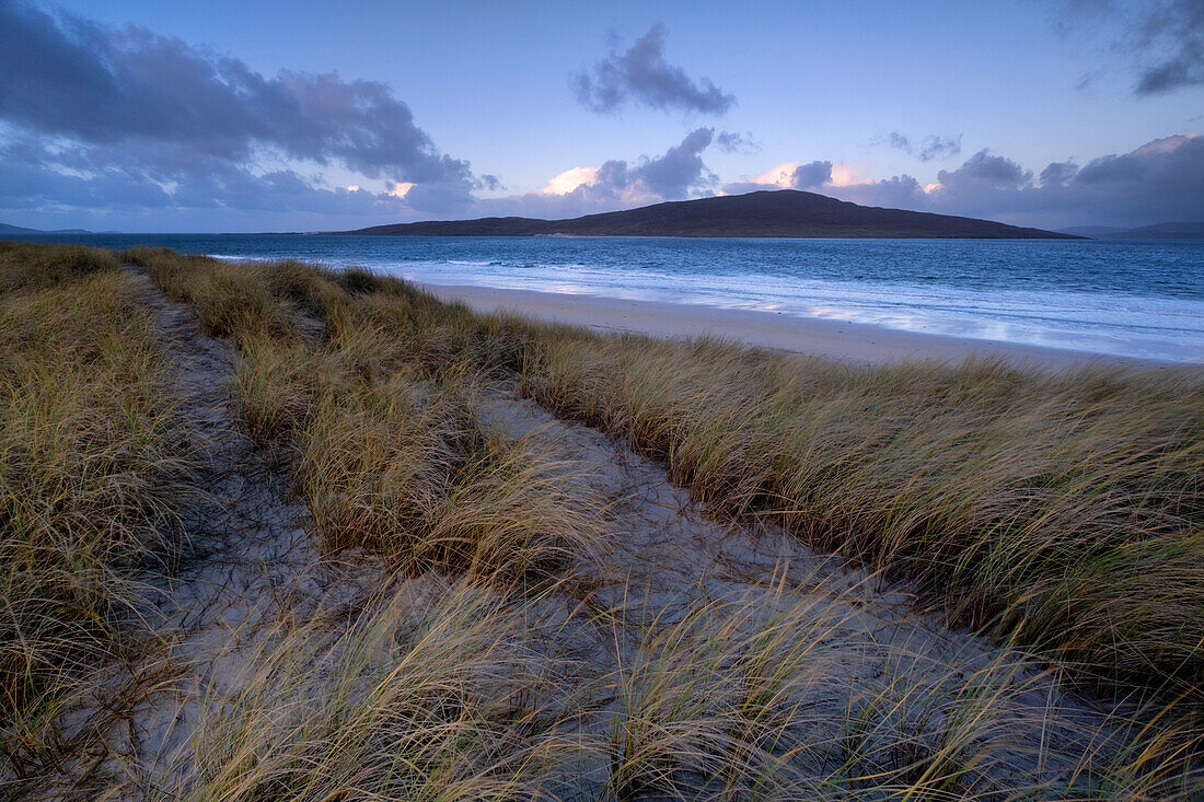 Die Insel Taransay vom Luskentyre Beach aus, Isle of Harris, Äußere Hebriden, Schottland, Vereinigtes Königreich, Europa