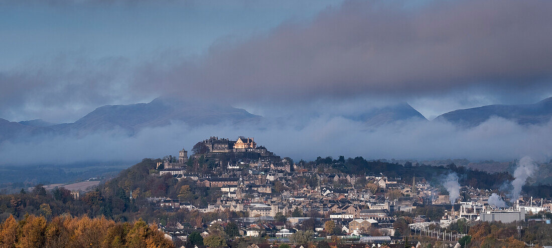 Panoramabild der Stadt Stirling und Stirling Castle im Herbst, Stirling, Stirlingshire, Schottland, Vereinigtes Königreich, Europa