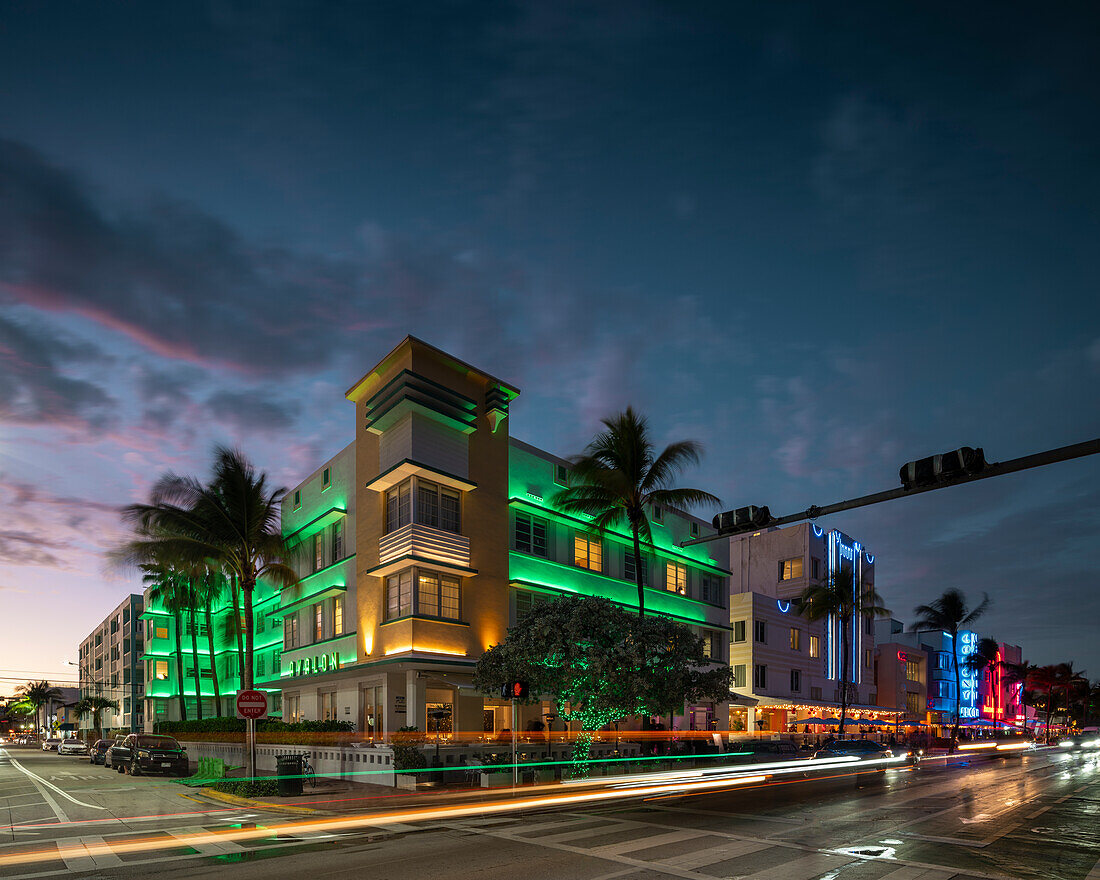 Art-déco-Architektur des Ocean Drive bei Nacht, South Beach, Miami, Dade County, Florida, Vereinigte Staaten von Amerika, Nordamerika