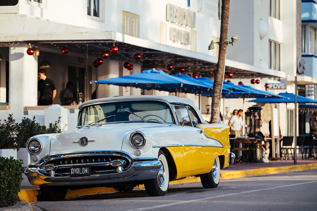 Oldsmobile Super 88 Cabriolet, geparkt vor dem Avalon Hotel, Ocean Drive, South Beach, Miami, Dade County, Florida, Vereinigte Staaten von Amerika, Nordamerika