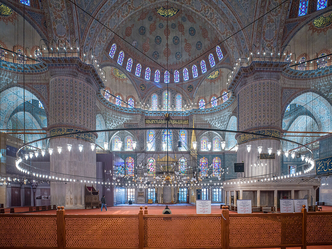 Außenansicht der Sultanahmet Camii, Camii (Blaue Moschee) mit einer riesigen Laterne, UNESCO-Welterbestätte, Istanbul, Türkei, Europa