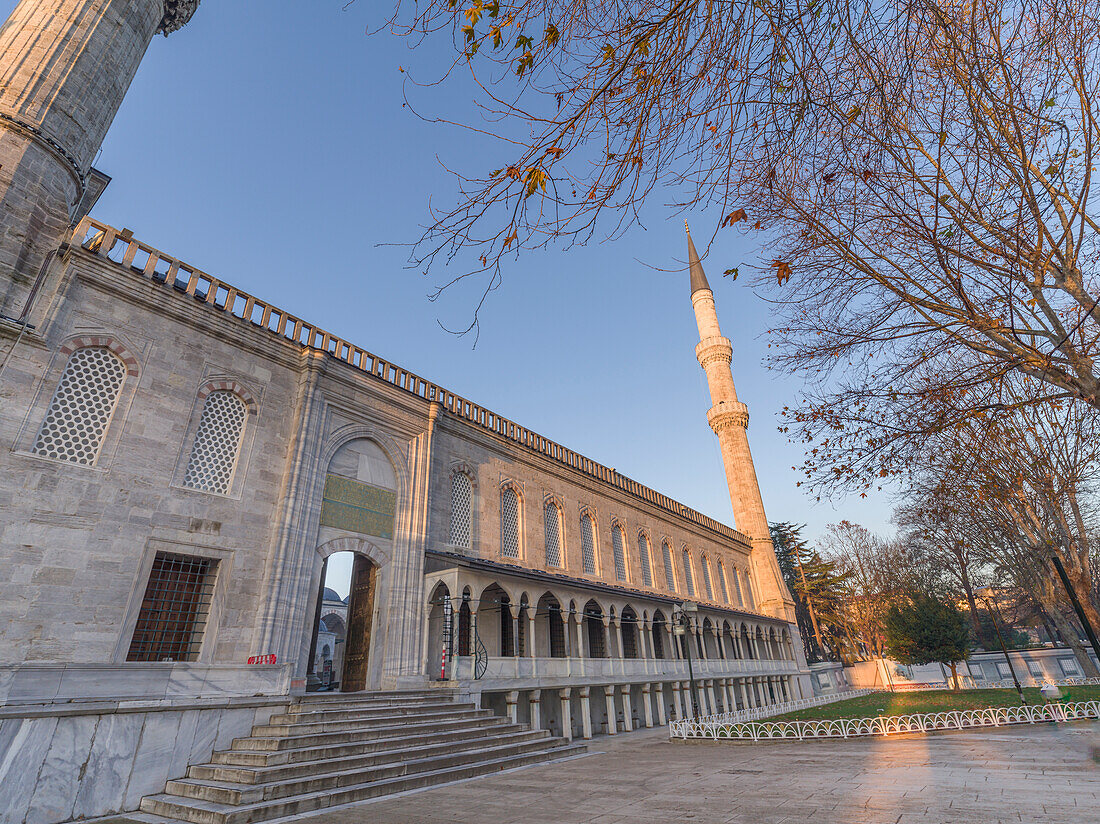 Außenansicht der Sultanahmet Camii (Blaue Moschee) bei Sonnenaufgang, UNESCO-Welterbe, Istanbul, Türkei, Europa