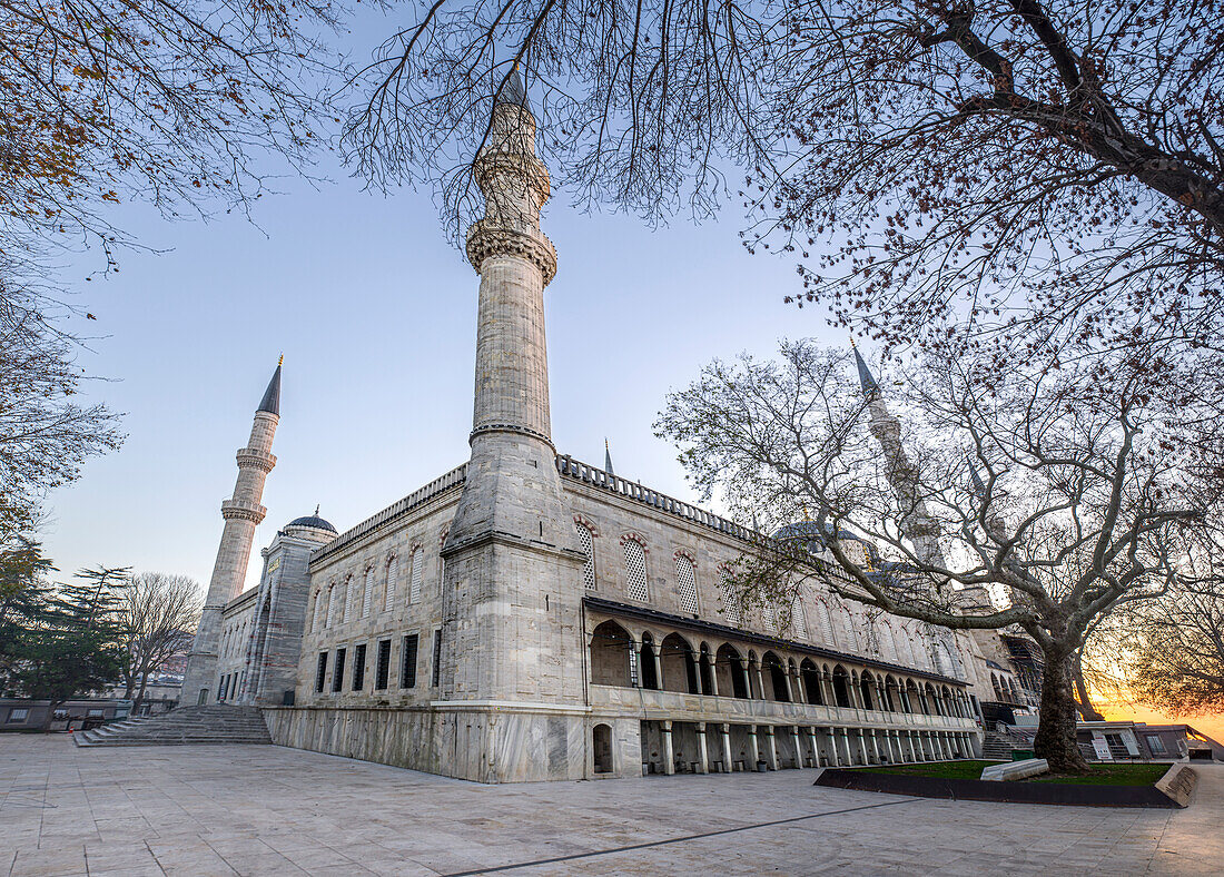 Außenansicht der Sultanahmet Camii (Blaue Moschee) bei Sonnenaufgang, UNESCO-Welterbestätte, Istanbul, Türkei, Europa