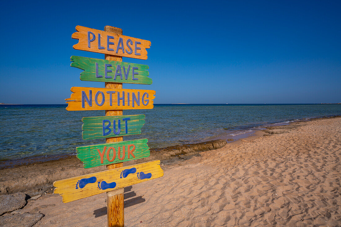 Blick auf ein Schild mit der Aufschrift "Please Leave Nothing But Your Footprints on the Beach" (Bitte hinterlassen Sie nur Ihre Fußabdrücke am Strand), Sahl Hasheesh, Hurghada, Verwaltungsbezirk Rotes Meer, Ägypten, Nordafrika, Afrika