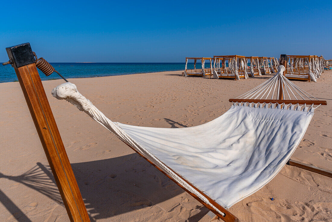 Blick auf Hängematte am Strand, Sahl Hasheesh, Hurghada, Rotes Meer Gouvernement, Ägypten, Nordafrika, Afrika