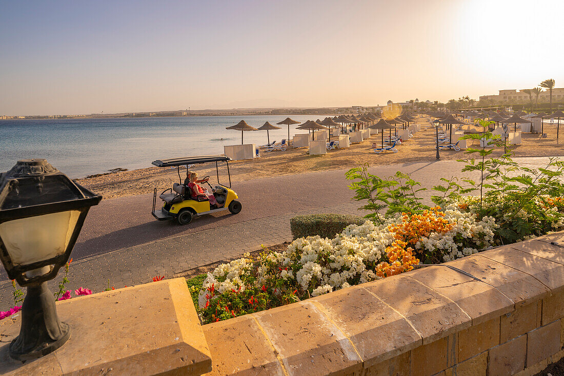 Blick auf den Strand in der Altstadt von Sahl Hasheesh, Sahl Hasheesh, Hurghada, Regierungsbezirk Rotes Meer, Ägypten, Nordafrika, Afrika