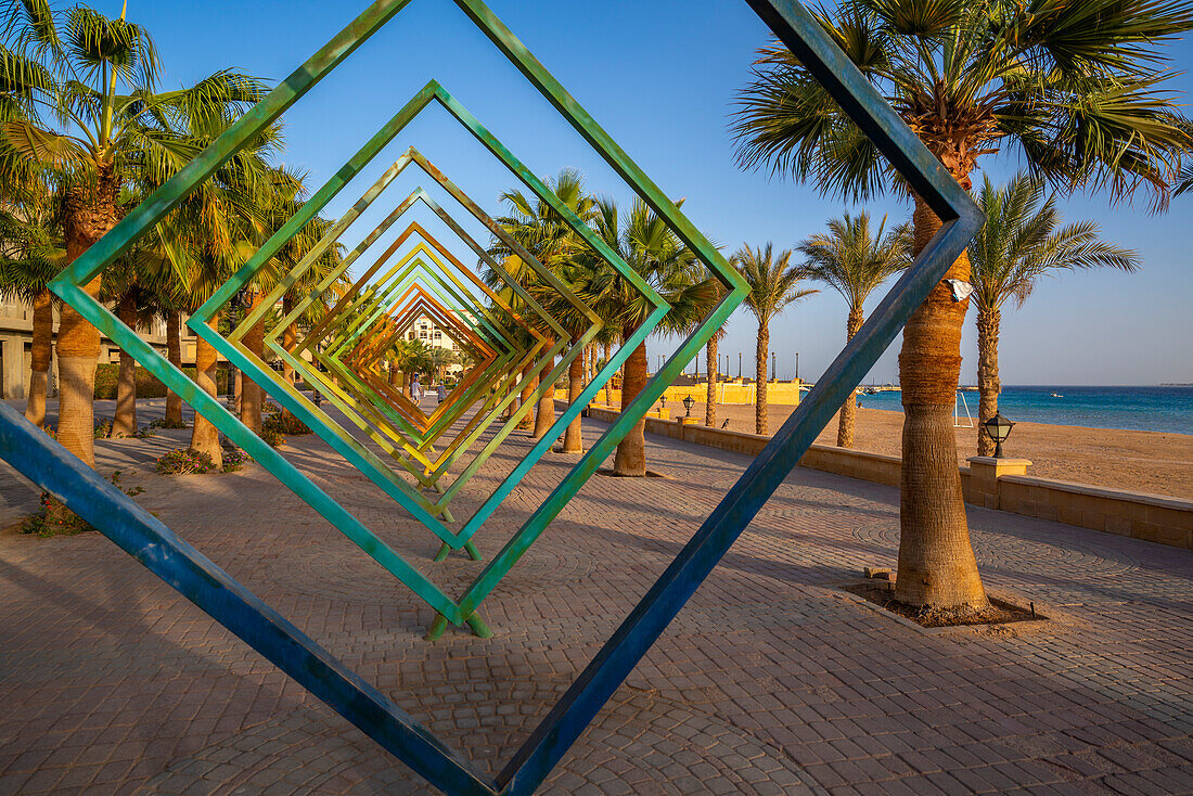 Blick auf Skulptur an der Corniche in Sahl Hasheesh Old Town, Sahl Hasheesh, Hurghada, Red Sea Governorate, Ägypten, Nordafrika, Afrika