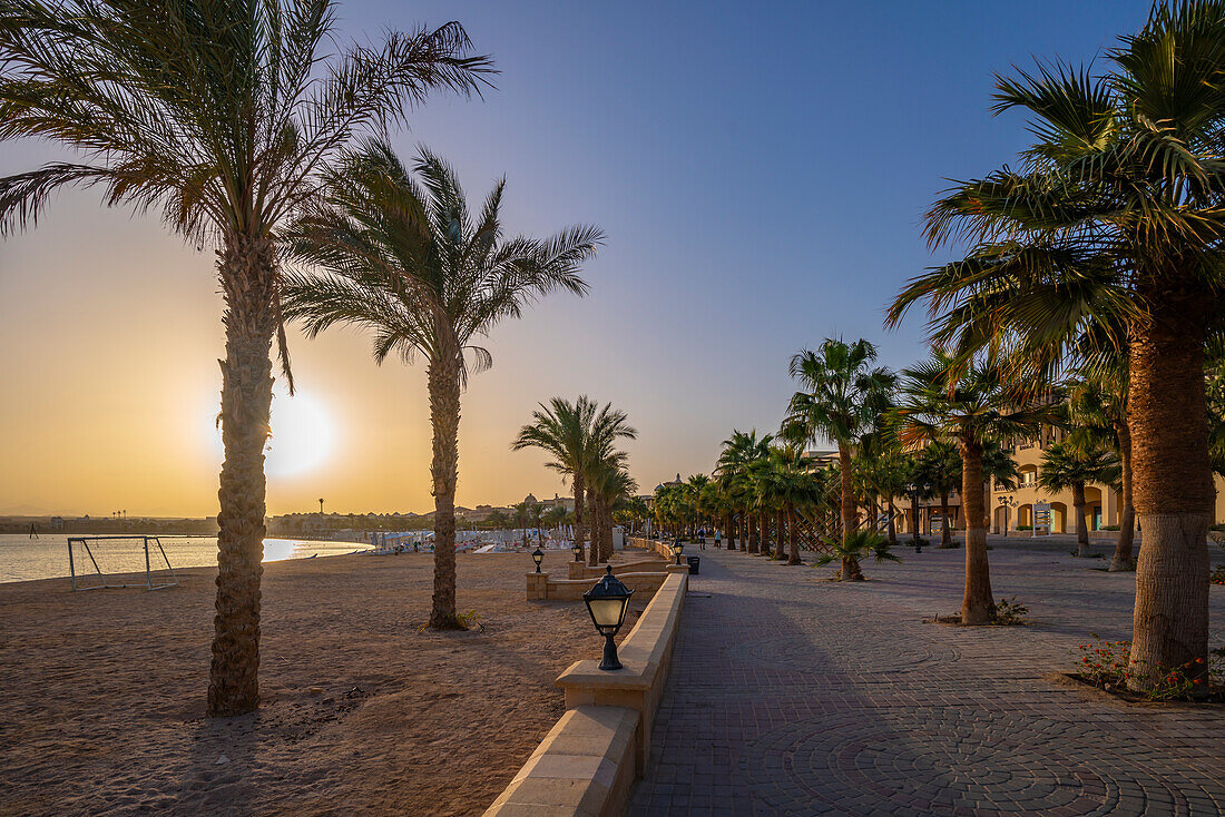 Blick auf Strand und Corniche in Sahl Hasheesh Old Town, Sahl Hasheesh, Hurghada, Red Sea Governorate, Ägypten, Nordafrika, Afrika