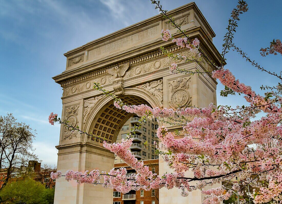 Washington Arch, zum Gedenken an den hundertsten Jahrestag der Amtseinführung George Washingtons als Präsident im Jahr 1789, Washington Square Park, Lower Manhattan, New York, Vereinigte Staaten von Amerika, Nordamerika