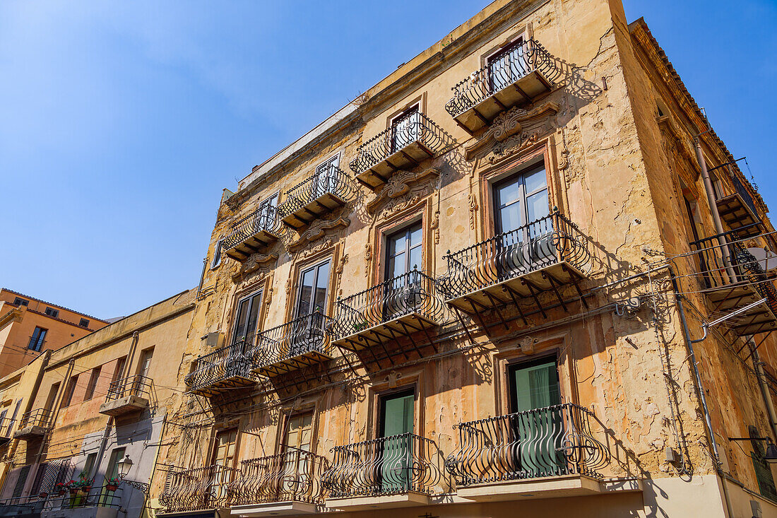 Traditionelle Architektur von Häusern mit Eisenbalkonen und verfallenen Fassaden, Agrigento, Sizilien, Italien, Europa