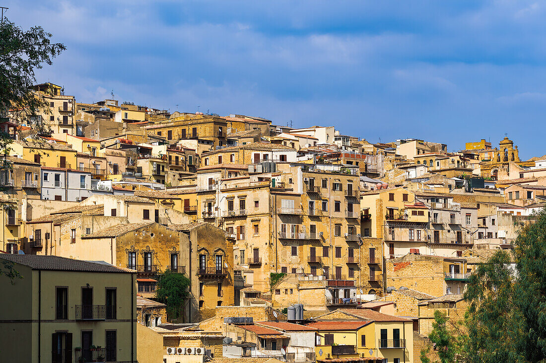 Panoramablick auf die Stadt mit Häusern in traditioneller Architektur und sichtbaren Balkonen, Agrigento, Sizilien, Italien, Europa