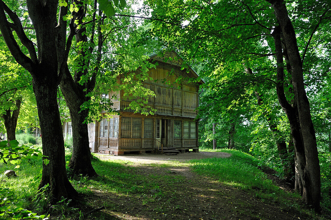 Holzhaus im Dorf Krimulda, in der Nähe von Sigulda, Gauja-Nationalpark, Vidzeme-Region, Lettland, Baltikum, Europa