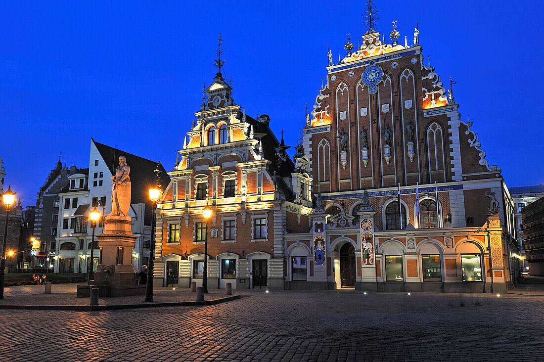 Rolandsstatue, Haus der Schwarzhäupter und Schwabe-Haus, Rathausplatz, Ratslaukums,UNESCO-Welterbestätte, Riga, Lettland, Baltikum, Europa