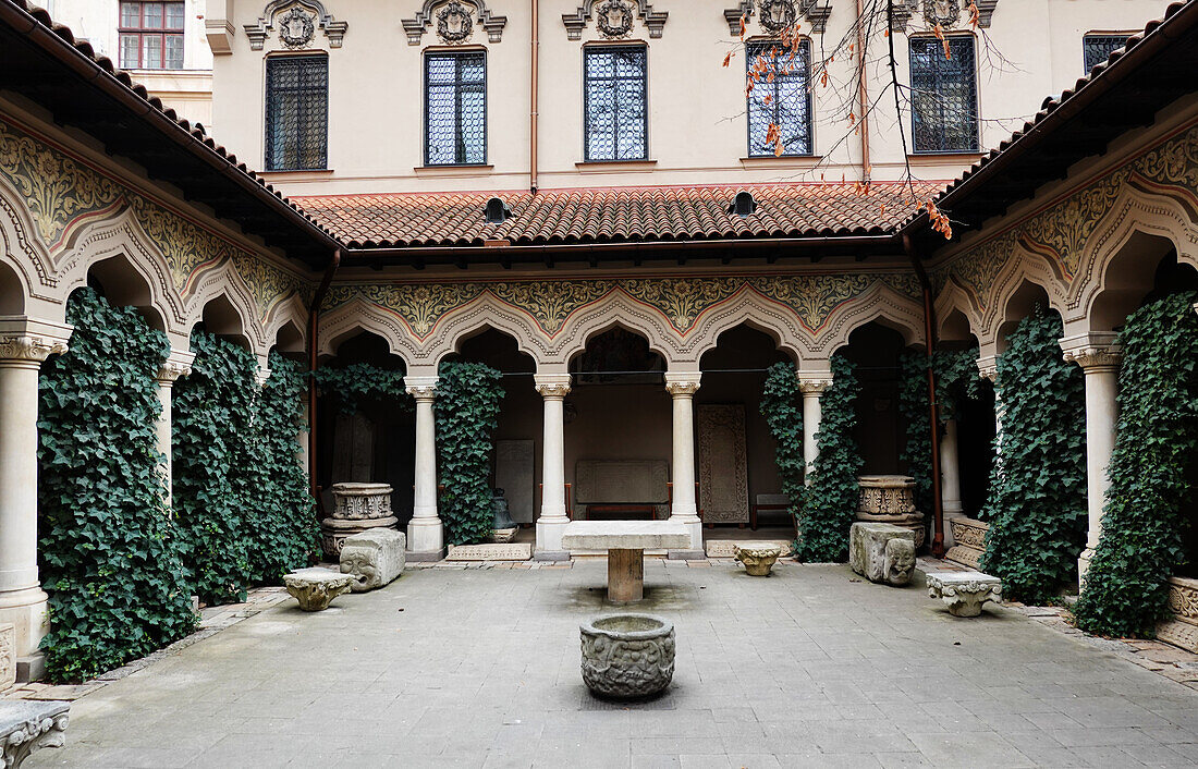 Die winzige Stavropoleos-Kirche aus dem 18. Jahrhundert, eines der schönsten religiösen Denkmäler der Hauptstadt, das ursprünglich zum Stavropoleos-Kloster gehörte, Altstadt, Bukarest, Rumänien, Europa