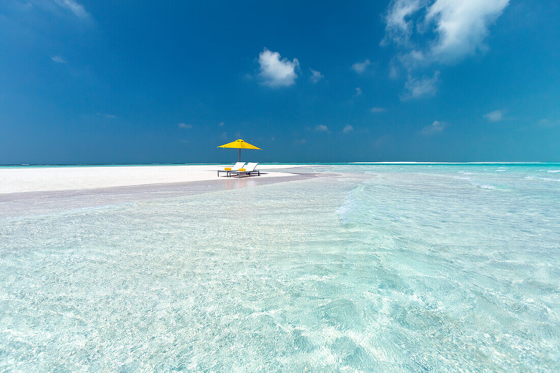 Zwei Stühle und ein Sonnenschirm an einem herrlichen tropischen Strand, Malediven, Indischer Ozean, Asien