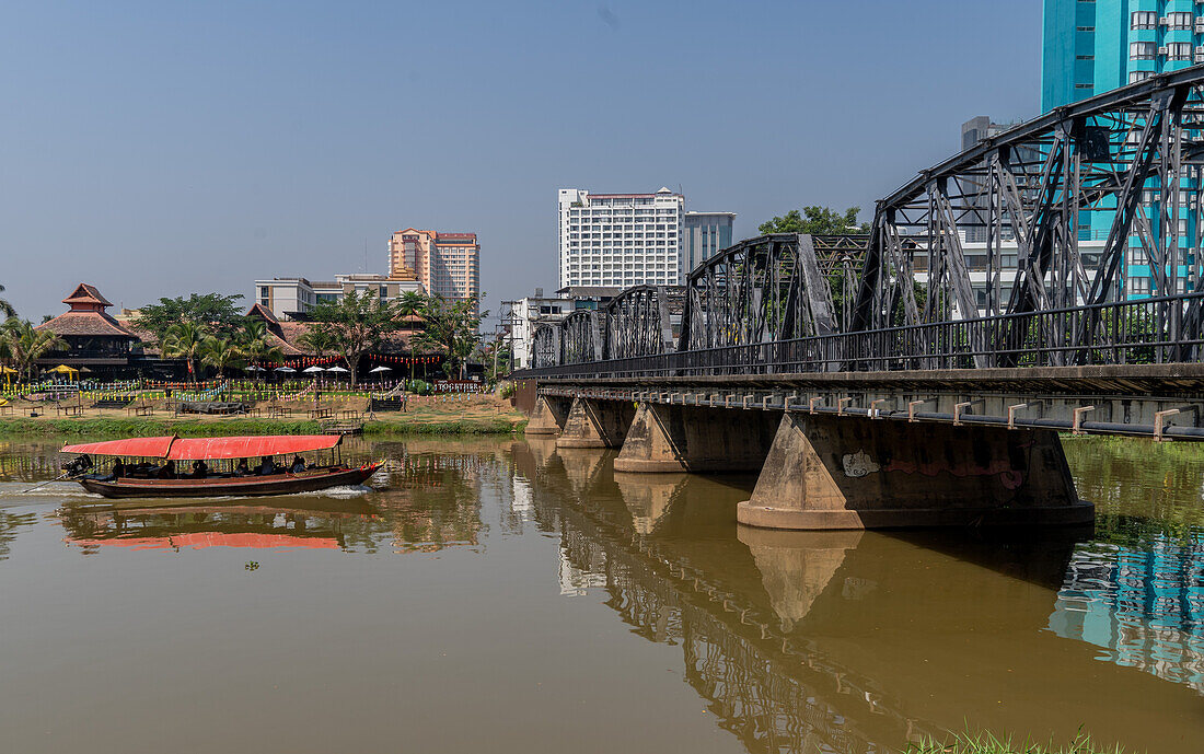 Touristenboot, das an der Eisenbrücke aus viktorianischer Zeit vorbeifährt, Chiang Mai, Thailand, Südostasien, Asien