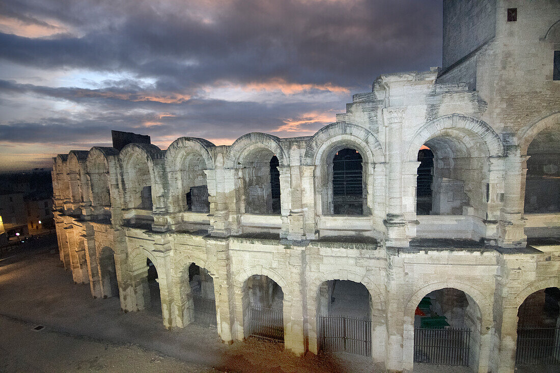 Amphitheater von Arles (les Arenes d'Arles), erbaut von den Römern im Jahr 90 n. Chr., Arles, Bouches-du-Rhone, Provence, Frankreich, Europa