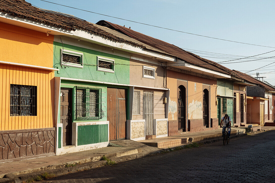 Street scene, Leon, Leon Department, Nicaragua, Central America