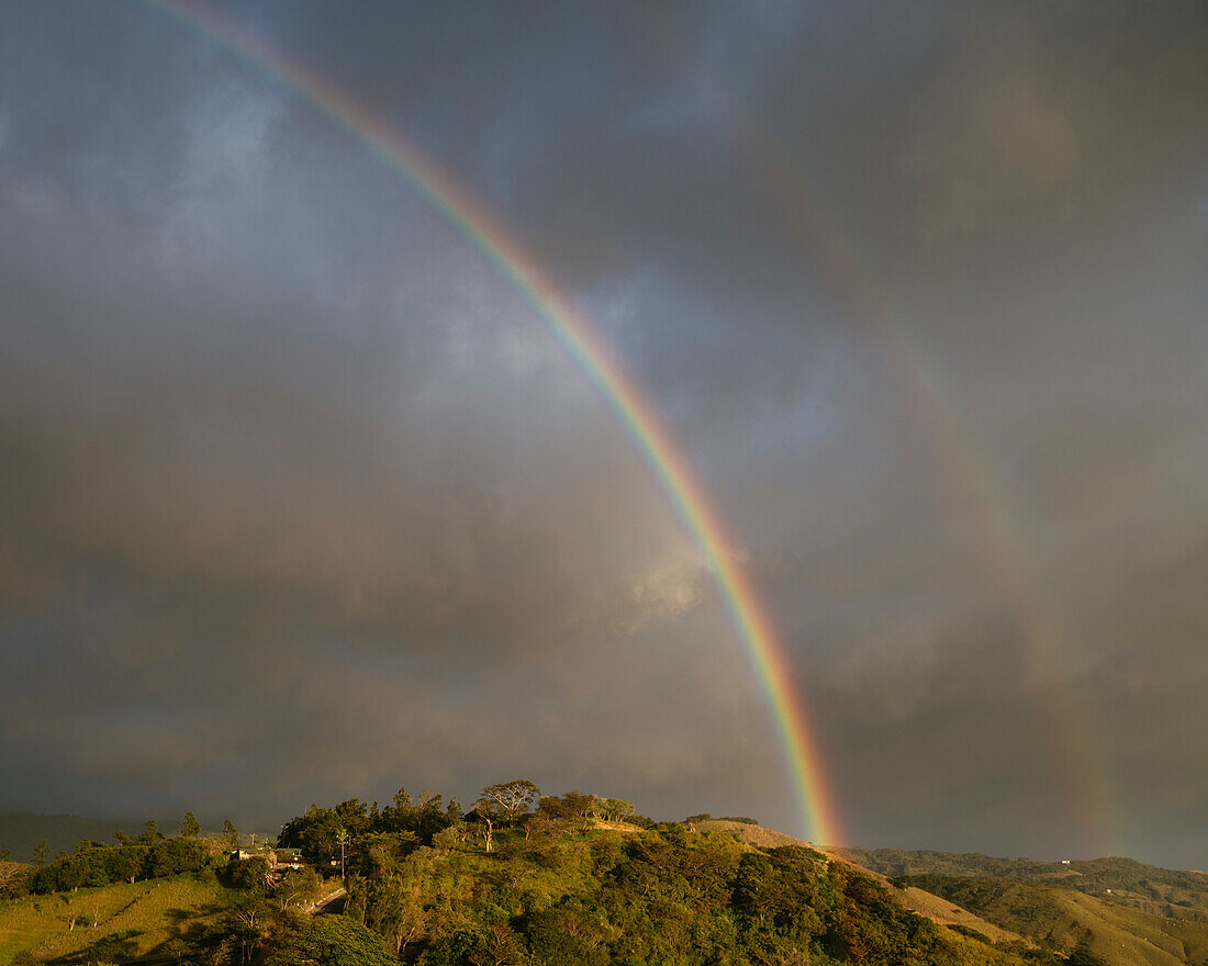 Blick auf eine Landschaft mit Regenbogen bei Monte Verde, Provinz Guanacaste, Costa Rica, Mittelamerika