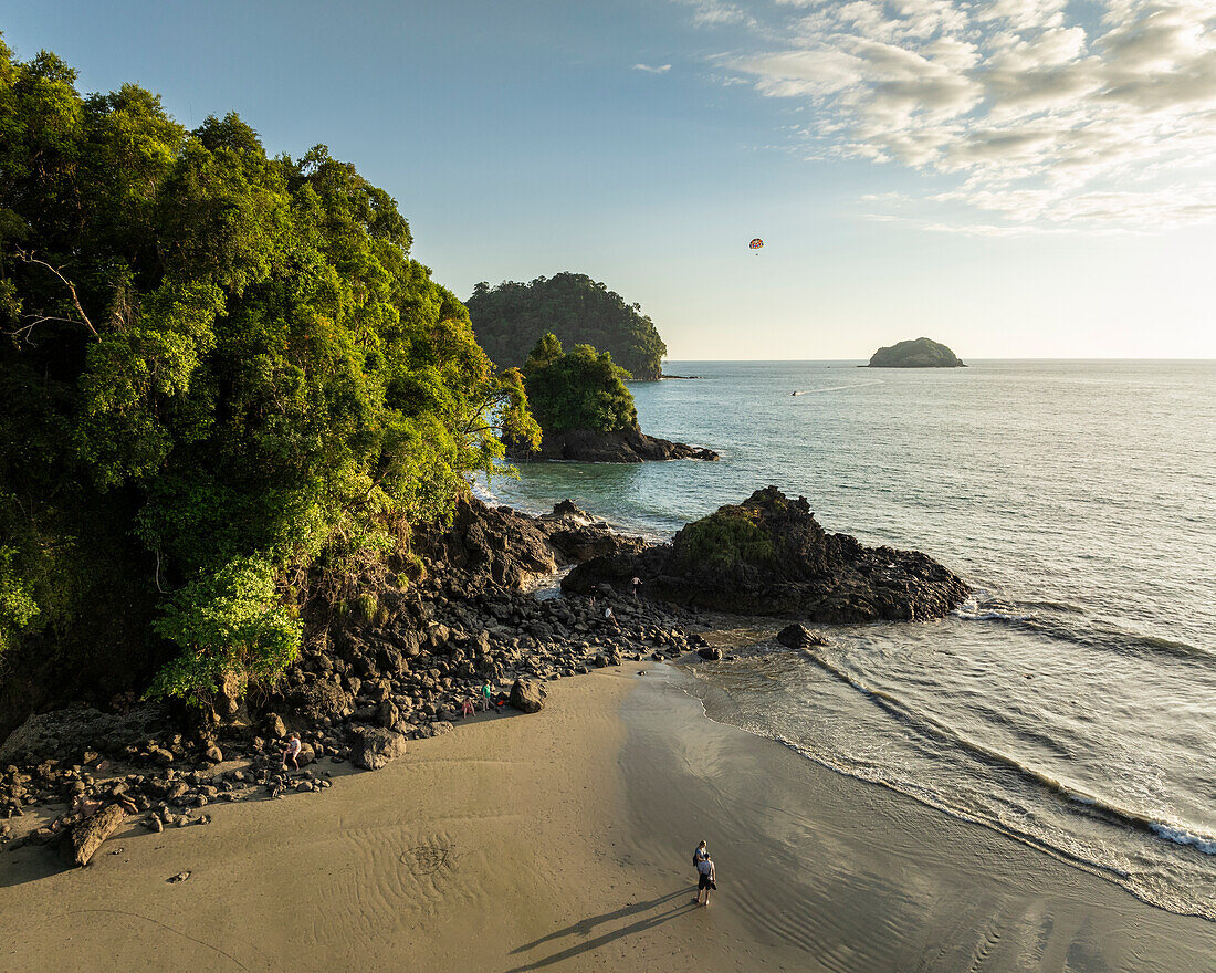 Luftaufnahme des Strandes von Manuel Antonio, Nationalpark Manuel Antonio, Provinz Puntarenas, Costa Rica, Mittelamerika