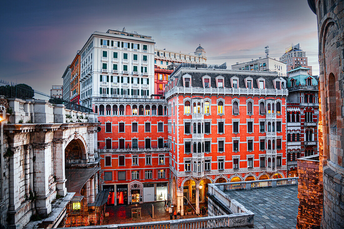 Blick auf die Stadt in der Abenddämmerung, Genua, Ligurien, Italien, Europa