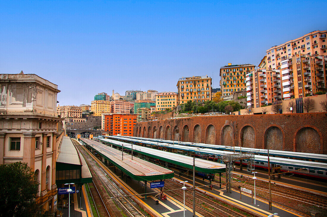 Ein Blick auf den Bahnhof von Genua, Genua, Ligurien, Italien, Europa