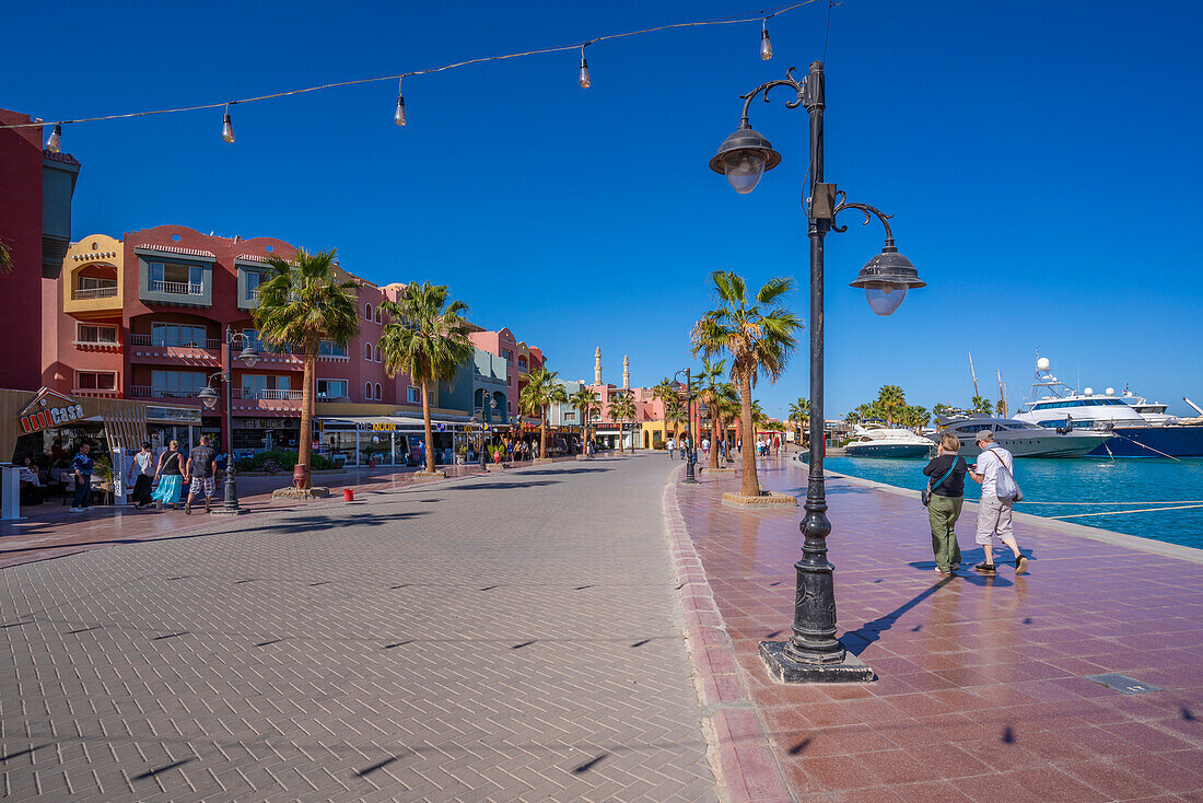 Blick auf bunte Läden und Bars in Hurghada Marina, Hurghada, Rotes Meer Gouvernement, Ägypten, Nordafrika, Afrika