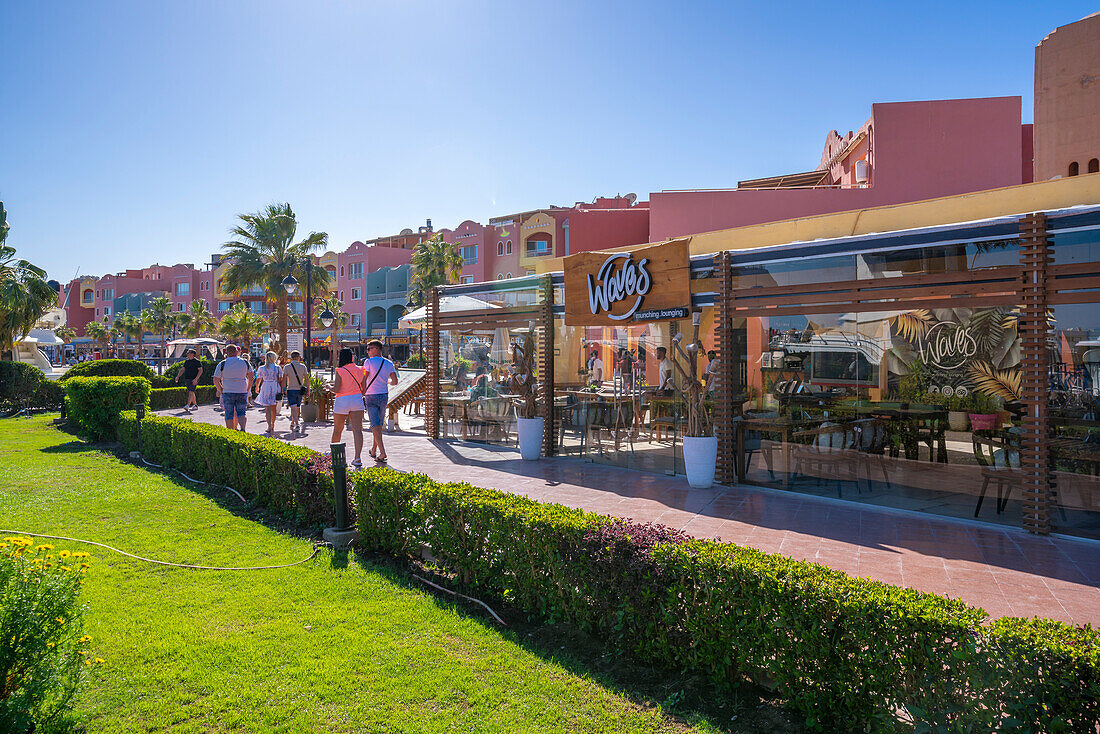 Blick auf Café und Restaurant im Yachthafen von Hurghada, Hurghada, Rotes Meer Gouvernement, Ägypten, Nordafrika, Afrika