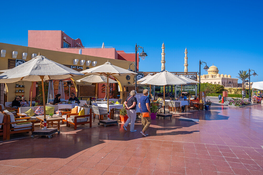 Blick auf Café und Restaurant im Yachthafen von Hurghada und Al Mina Moschee im Hintergrund, Hurghada, Rotes Meer, Ägypten, Nordafrika, Afrika