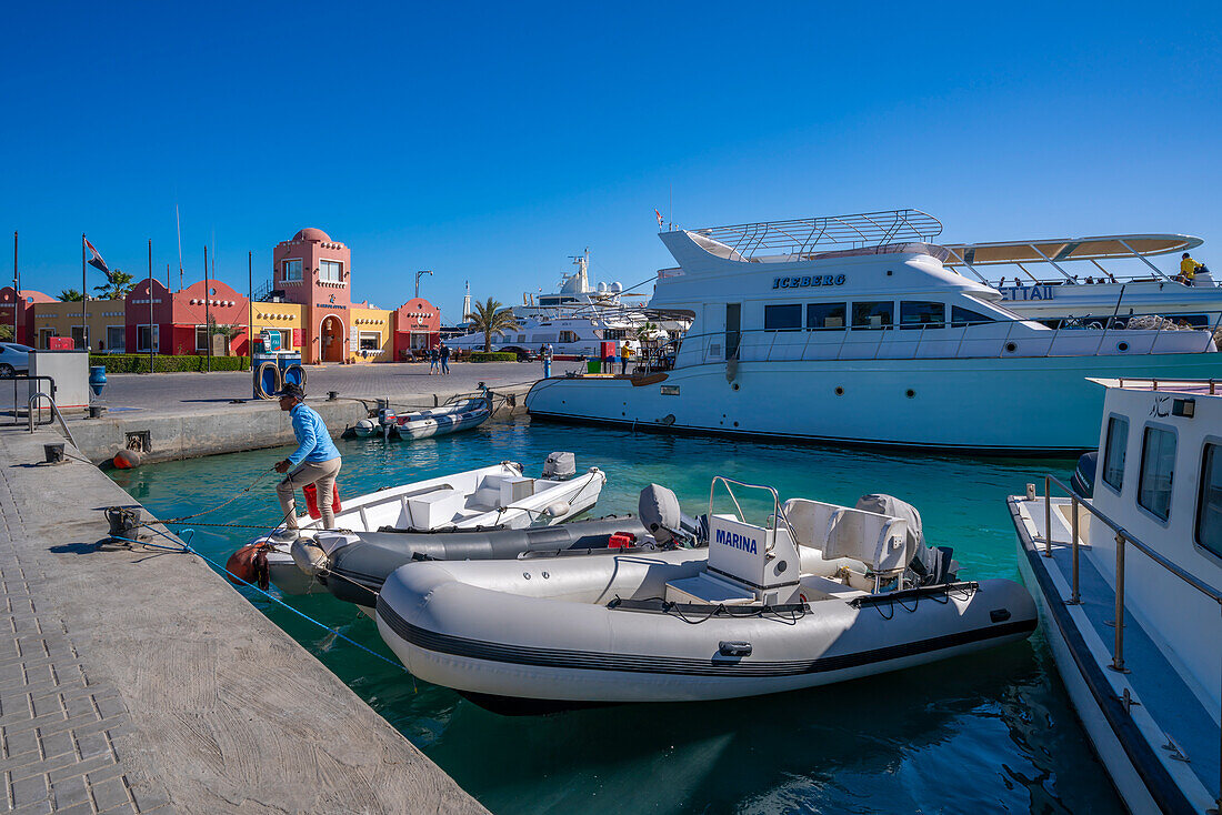 Blick auf Boote und farbenfrohes Hafenbüro in der Hurghada Marina, Hurghada, Red Sea Governorate, Ägypten, Nordafrika, Afrika