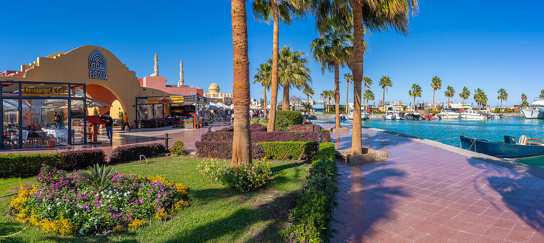 Blick auf das Café und die Uferpromenade im Yachthafen von Hurghada mit der Al-Mina-Moschee im Hintergrund, Hurghada, Rotes Meer Gouvernement, Ägypten, Nordafrika, Afrika