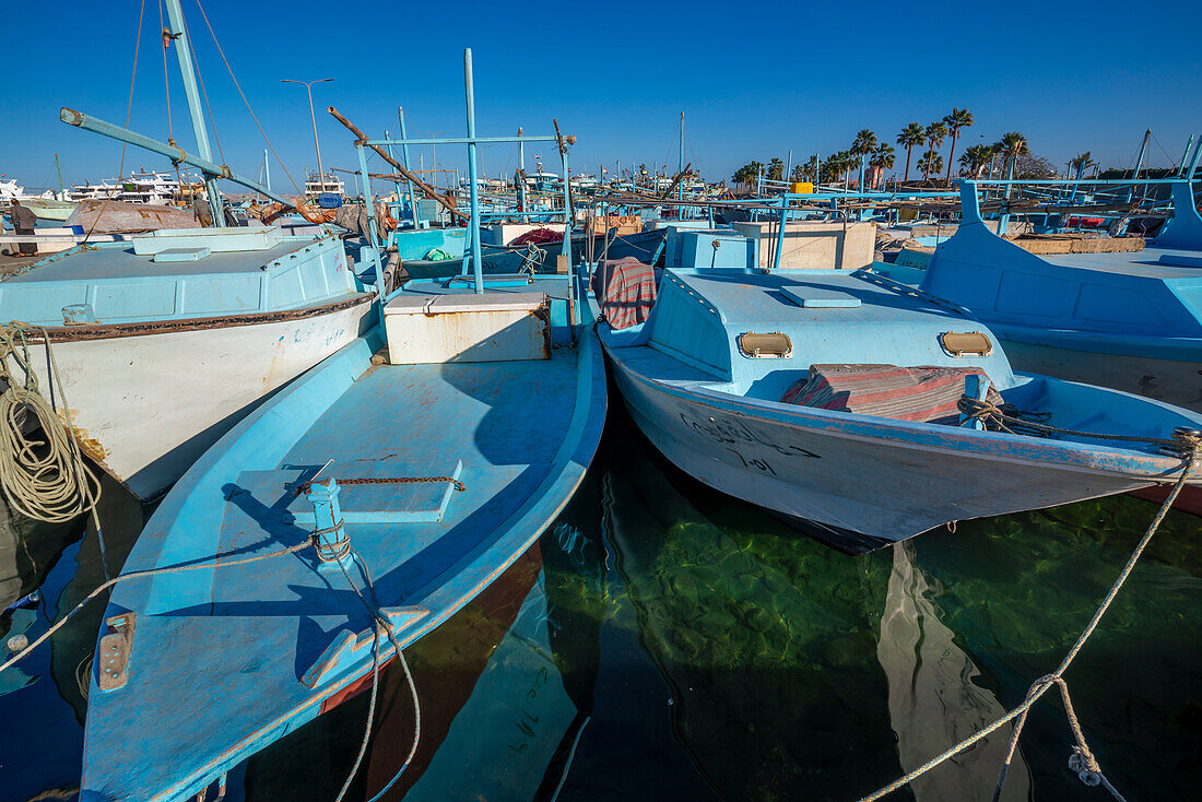 Blick auf bunte Holzboote im Hafen von Hurghada, Hurghada, Rotes Meer Gouvernement, Ägypten, Nordafrika, Afrika