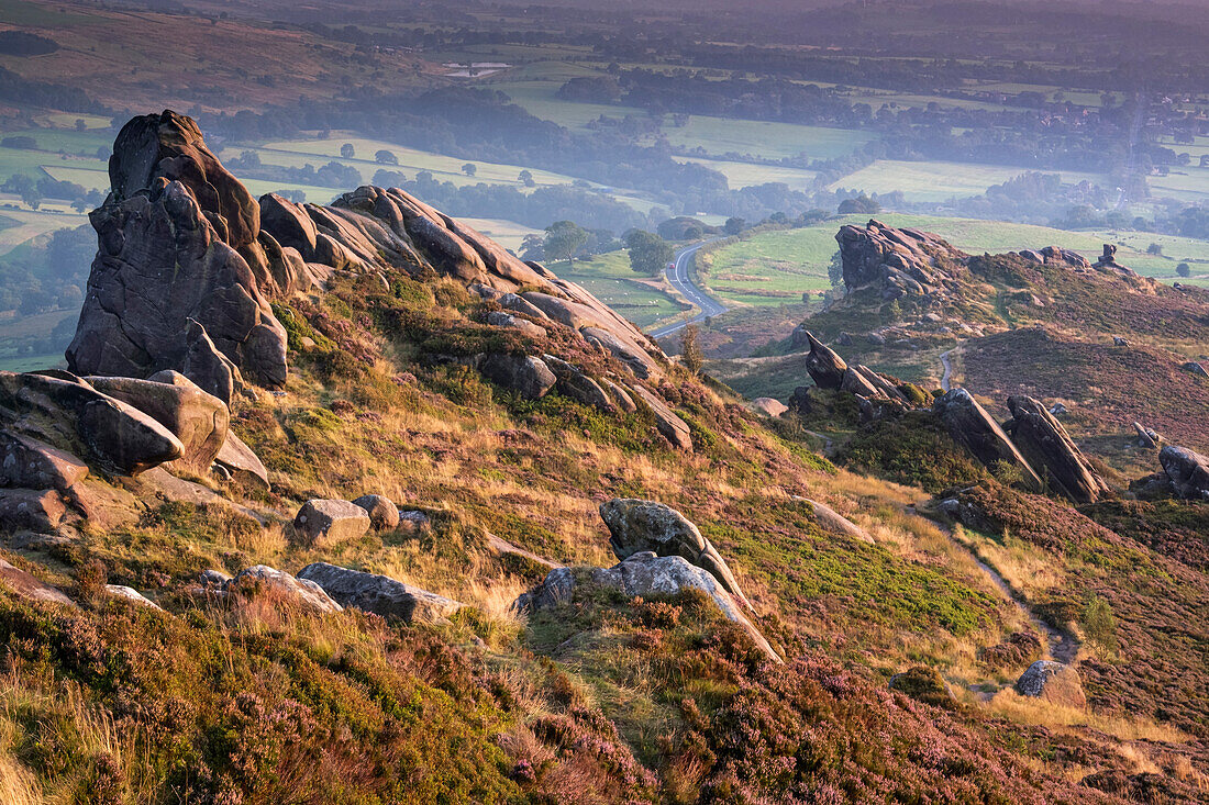 Ramshaw Rocks im Sommer, in der Nähe von Leek, Peak District National Park, Staffordshire Moorlands, Staffordshire, England, Vereinigtes Königreich, Europa